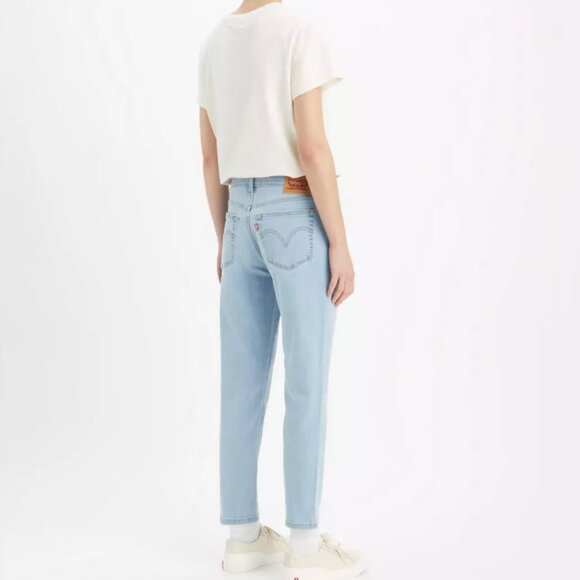 Levi's Mid Rise Boyfriend Jeans in Hold it Down Light Wash, Size 31/30 - Picture 2 of 14